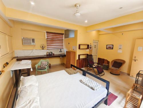 a hospital room with a bed and a kitchen at Devi music ashram in Rishīkesh