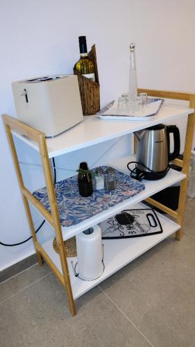 a white shelf with a pot and a kettle on it at Kleopatra's residence in Bendevís