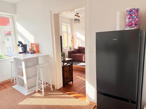 a kitchen with a black refrigerator in a room at DREAMZzz l Perfekt für Familien & Paare l Innenstadt Coburg l Parkhaus 100 Meter in Coburg