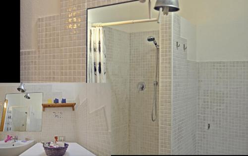 bagno con doccia e lavandino di Casa Vacanza Tortolì Plus VIII e IX a Tortolì