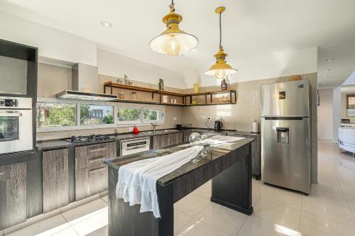 a large kitchen with stainless steel appliances at Casa Alquiler Tigre Barrio Nordelta 4 dormitorios in Benavídez