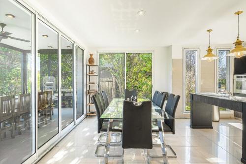 a dining room with a table and chairs at Casa Alquiler Tigre Barrio Nordelta 4 dormitorios in Benavídez