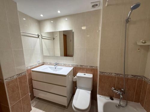 ein Badezimmer mit Toilette, Waschbecken und Dusche in der Unterkunft Atico 3 dormitorios Sant Antoni a 400m de la playa in Sant Antoni de Calonge