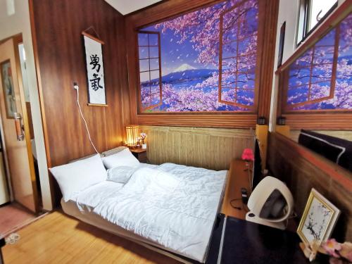 ein Schlafzimmer mit einem Bett in einem Zimmer mit einem Fenster in der Unterkunft Hanki Guest House syariah in Gadok 1