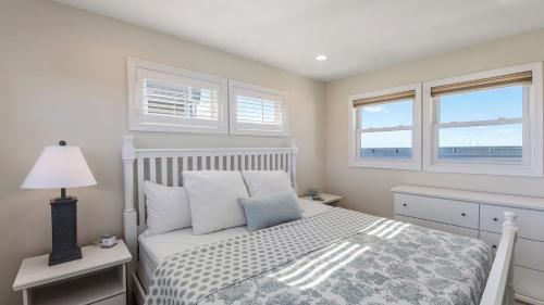 une chambre avec un lit et deux fenêtres dans l'établissement Luxury Waterfront Villa, à Rodanthe