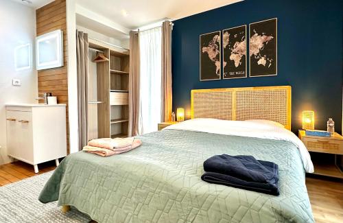 a bedroom with a bed and a blue wall at Airbnb à Paris-Bois de Vincennes in Saint-Maurice