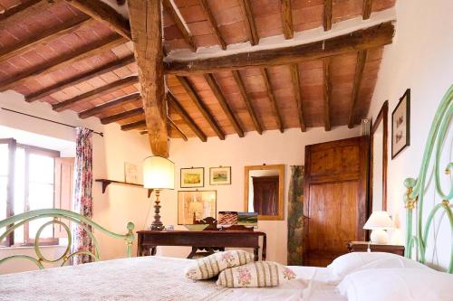 a bedroom with a bed and a desk at La Cinciallegra in Murlo