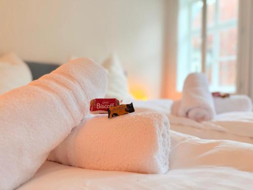 a couple of towels sitting on top of a bed at DREAMZzz l Perfekt für Familien & Paare l Innenstadt Coburg l Parkhaus 100 Meter in Coburg