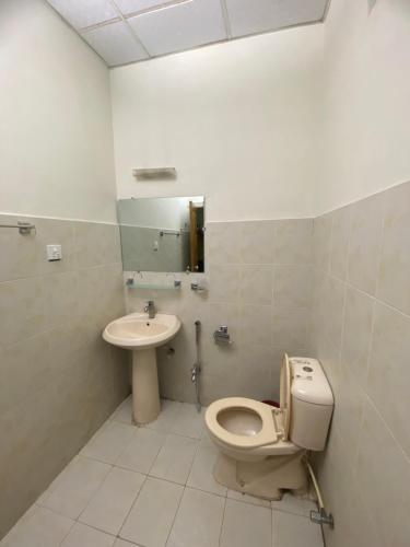 a bathroom with a toilet and a sink at Katherine Cottage in Nārān