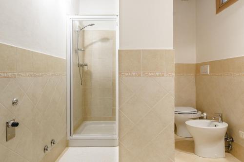 Un baño con ducha, inodoro y lavabo. en Appartamento - Il Gelso, en Lucignano