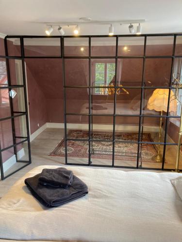 a bag sitting on a bed in a room at Rosa Huset - I hjärtat av Visby in Visby