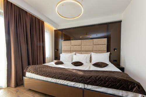 Postel nebo postele na pokoji v ubytování Satelit Lux Zlatibor - Spa and Full Board by Satelit Resorts