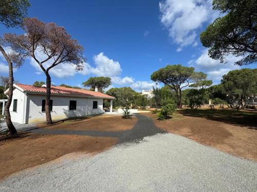 una casa con una entrada de grava y árboles en FilMa Seagarden Villa, en Pula