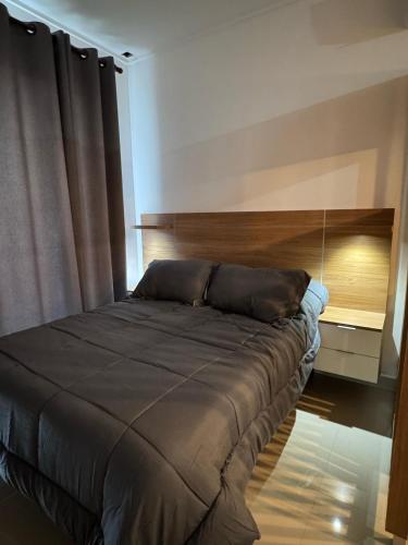 Una cama o camas en una habitación de 1 bedroom apt in country club