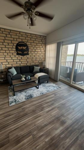 Ruang duduk di The Escape - Granbury Texas