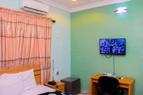 TV a/nebo společenská místnost v ubytování Crestviewers Hotel Ogudu