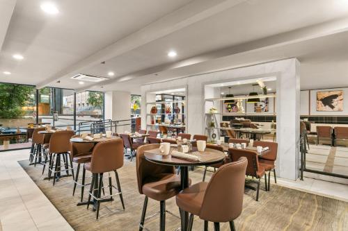 a dining room with tables and chairs and a restaurant at Sonesta Hotel Baltimore Inner Harbor in Baltimore