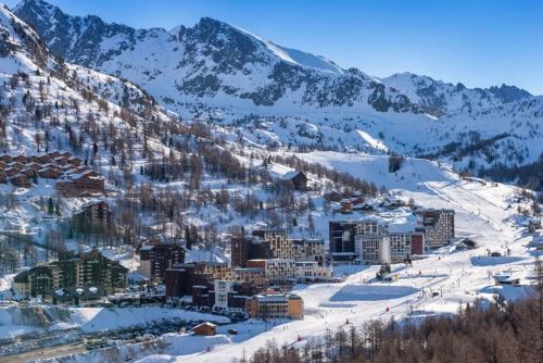 a ski resort in the snow with mountains in the background at Résidence Les Terrasses D'Isola - Isola 2000 in Isola