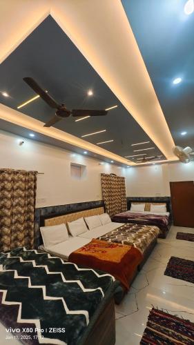 Ένα ή περισσότερα κρεβάτια σε δωμάτιο στο Shri Bhagwati Guest House