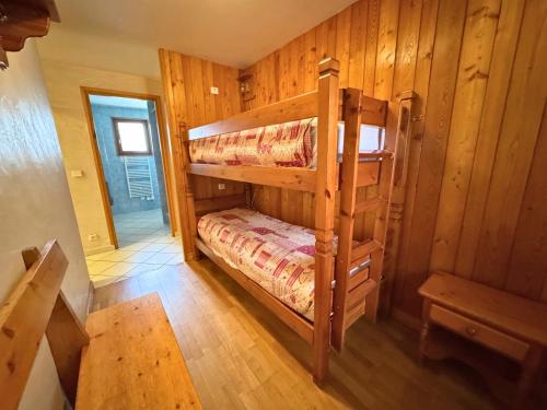 - une chambre avec 2 lits superposés dans une cabine dans l'établissement Appartement Confortable 85m² pour 6 Pers. avec Terrasse, à 300m des Pistes à St Martin de Belleville - FR-1-452-382, à Saint-Martin-de-Belleville