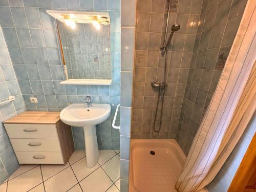 - deux photos d'une salle de bains avec douche et lavabo dans l'établissement Appartement Confortable 85m² pour 6 Pers. avec Terrasse, à 300m des Pistes à St Martin de Belleville - FR-1-452-382, à Saint-Martin-de-Belleville