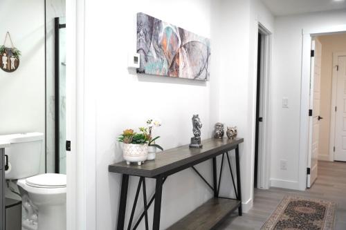 卡尔加里The Cozy Nook of Seton的配有控制台和马桶的浴室