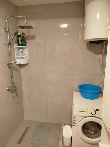 a small bathroom with a washing machine and a washer at Kuća Duskic in Kunje
