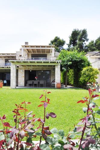Un jardín fuera de Villa with Sea Views in a Gated Complex