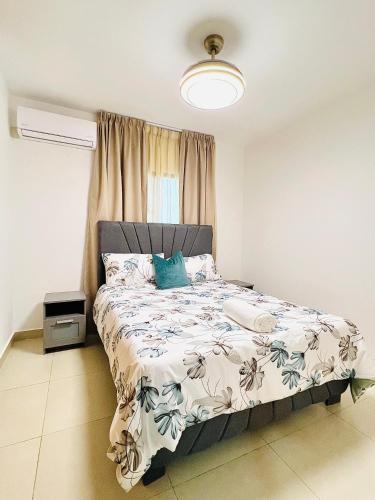 Ένα ή περισσότερα κρεβάτια σε δωμάτιο στο Apartamento con piscina