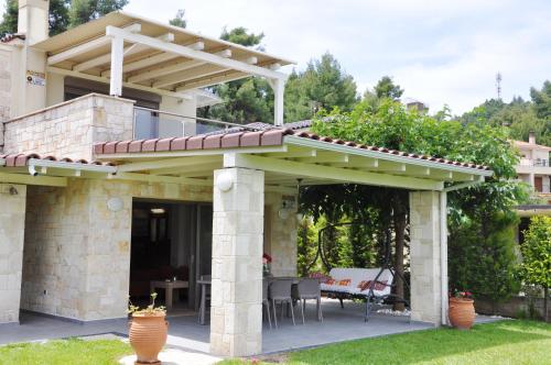 Un jardín fuera de Villa with Sea Views in a Gated Complex