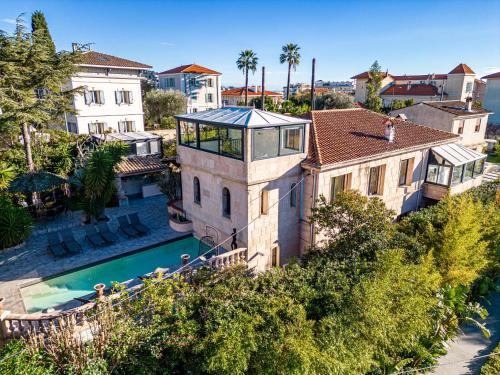 une vue aérienne d'une maison avec piscine dans l'établissement Villa Jaliel Cannes I 270m2 I Spa I 10 minutes du centre-ville I 12 personnes, à Cannes