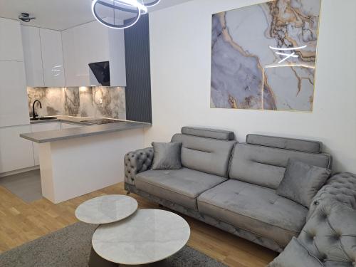 a living room with a couch and a table at Apartman So Chic kod Kastela in Banja Luka