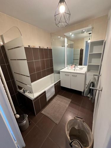 Appartement T3 في فيليوربان: حمام مزود بمرحاض ومغسلة ومرآة