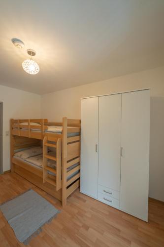 a bedroom with two bunk beds and a closet at Ferienwohnung mit Bergblick in Bad Bleiberg in Bad Bleiberg
