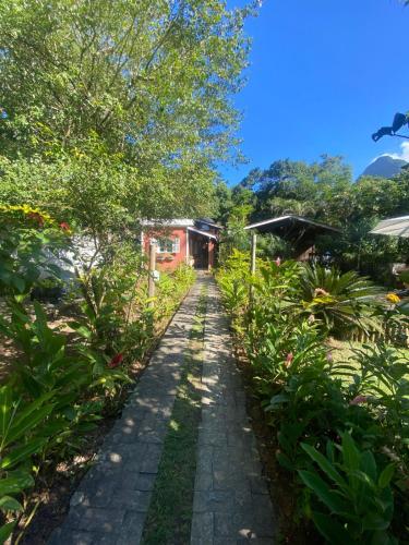 Hospedagem Morada Aguiar - casa e kitnetにある庭