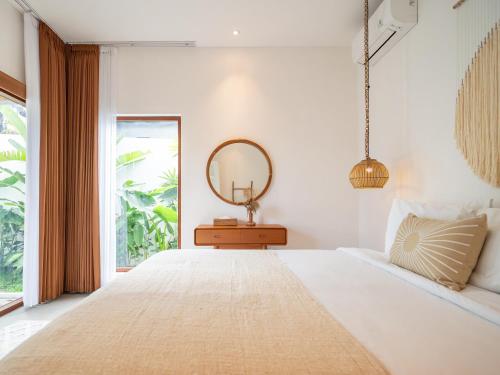 Giường trong phòng chung tại Villa Sana - Stylish 2BR Oasis with Open Jungle Bathroom in Nyanyi Beach near Luna Beach Club