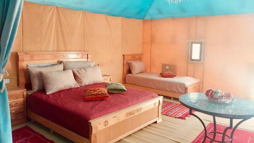 Una cama o camas en una habitación de Ez-zine Glam