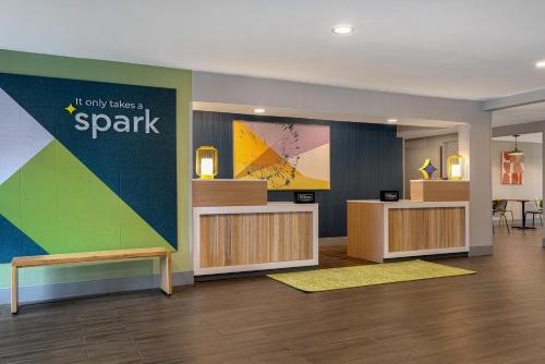 a lobby of a spark office with a waiting area at Spark by Hilton West Coxsackie in West Coxsackie