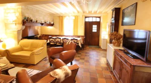 a living room with a couch and a television at Domaine Garmidou in Lucq-de-Béarn