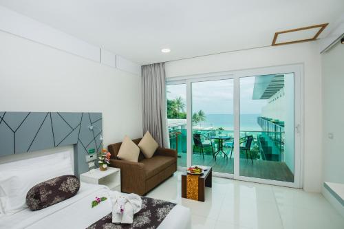 A bed or beds in a room at KC Beach Club & Pool Villas