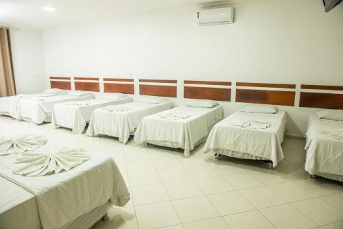 Un ou plusieurs lits dans un hébergement de l'établissement San Lucas Hotel - 06km de Maringa