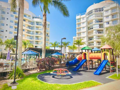 einen Spielplatz in einem Resort mit Rutsche in der Unterkunft Home Resort - Beto Carrero - 3 quartos in Penha