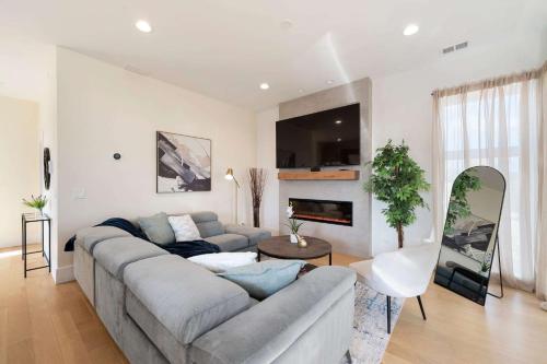 a living room with a couch and a fireplace at New 3Bed 2Bath Condo with Parking by United Center in Chicago