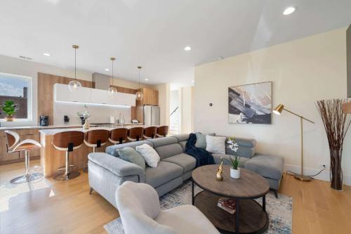 a living room with a couch and a kitchen at New 3Bed 2Bath Condo with Parking by United Center in Chicago