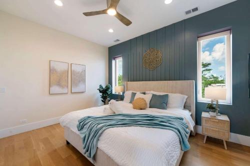 a bedroom with a bed with a blue accent wall at New 3Bed 2Bath Condo with Parking by United Center in Chicago