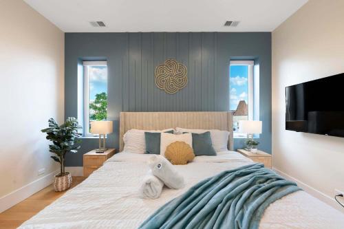 a bedroom with a large bed with a stuffed animal on it at New 3Bed 3Bath Condo with Parking by United Center in Chicago