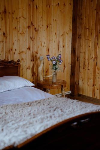 Una cama o camas en una habitación de Ghazaryan's Home Guesthouse Lori