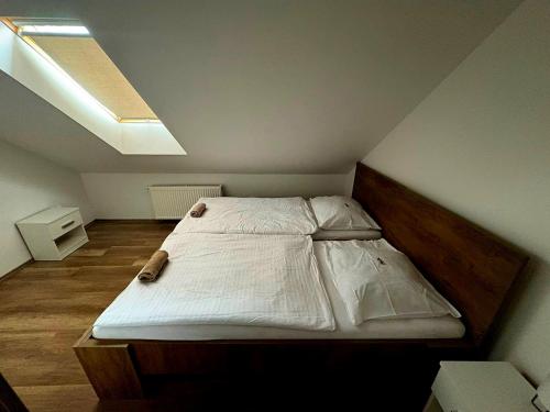 Ένα ή περισσότερα κρεβάτια σε δωμάτιο στο JÓKAI Apartman