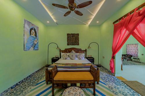 Una cama o camas en una habitación de Karwaan Jaisalmer