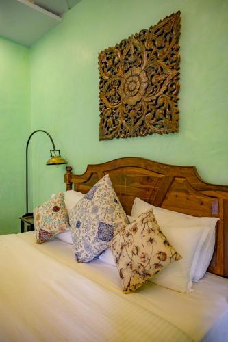 Una cama o camas en una habitación de Karwaan Jaisalmer